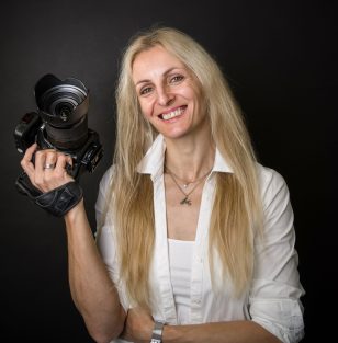 Foto Raphaela Simon mit Kamera